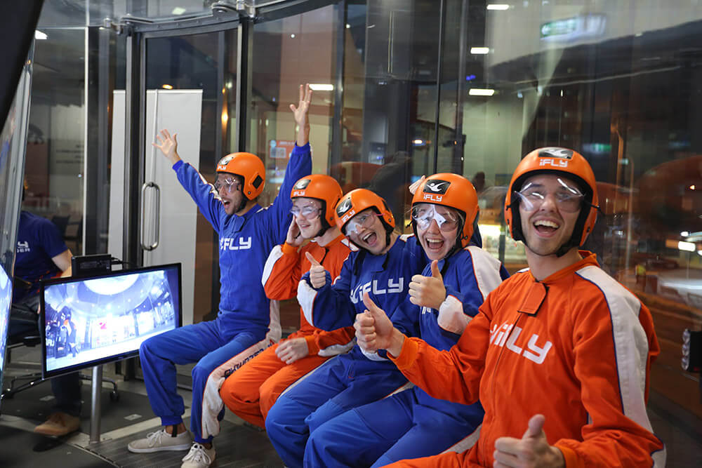 iFly-ifly-adult-group-in-chamber